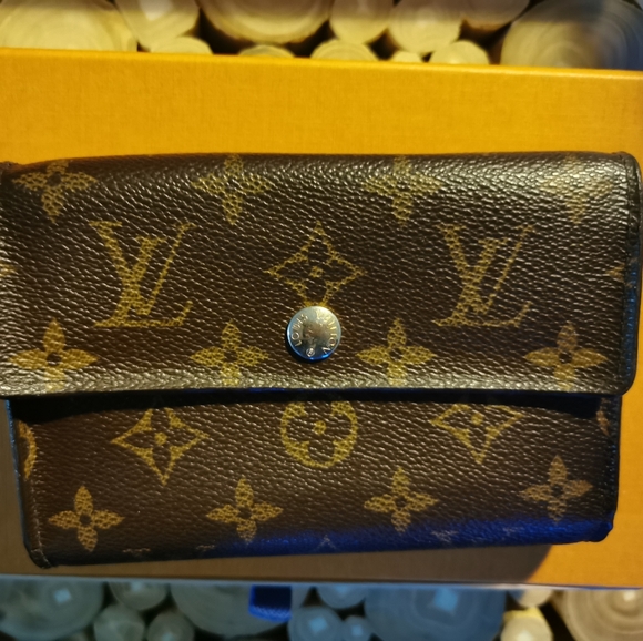 Sold of PM. 💯% Authentic LV Alexander Mediem Wallet - Picture 1 of 15